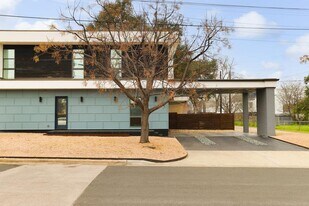 900 W Live Oak St in Austin, TX - Building Photo