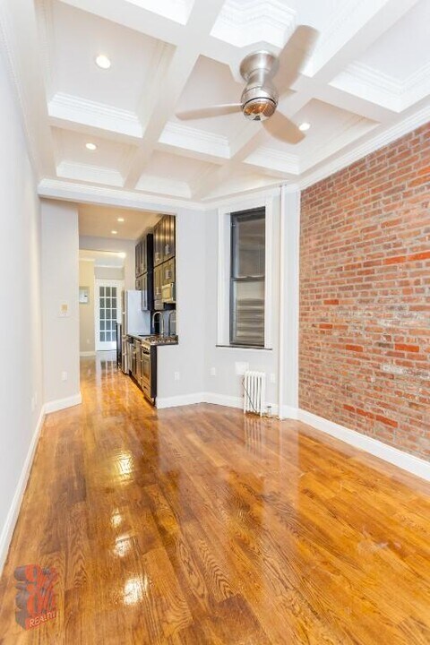 321 E 10th St in New York, NY - Building Photo