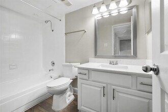 1000 Cypress Station Dr in Houston, TX - Building Photo - Building Photo