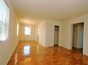 Olde Salem Village in Falls Church, VA - Building Photo - Building Photo