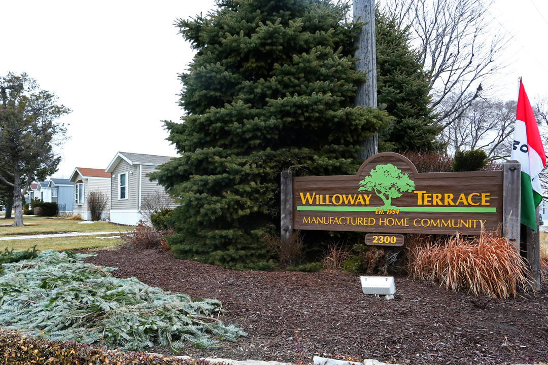 Willoway Terrace in Arlington Heights, IL - Building Photo