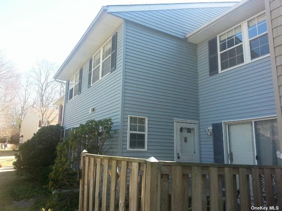 108 Aspen Dr E in Woodbury, NY - Building Photo