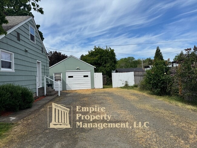 155 Birch St in Junction City, OR - Building Photo - Building Photo