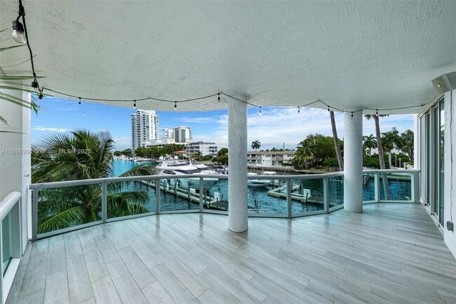 7918 Harbor Island Dr in North Bay Village, FL - Building Photo - Building Photo