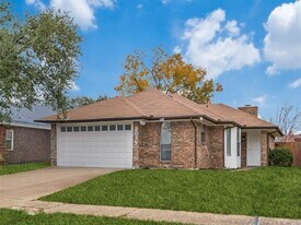 2035 Avignon Dr in Carrollton, TX - Building Photo