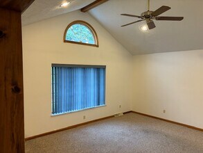 945 1/2 Broglie Dr in Pittsburgh, PA - Building Photo - Building Photo