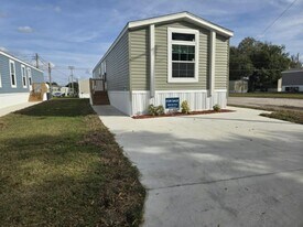 7263 Greenbrier Village Rd in Lakeland, FL - Building Photo