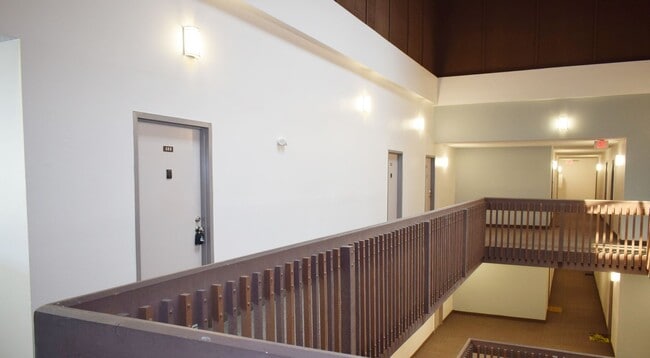 6131 Rancho Mission Rd in San Diego, CA - Foto de edificio - Building Photo