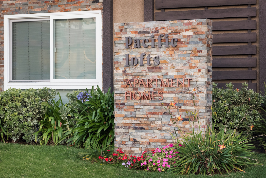 Elan Pacific Lofts in Pacific Beach, CA - Foto de edificio