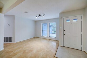 34 N High Oaks Cir in Spring, TX - Foto de edificio - Building Photo