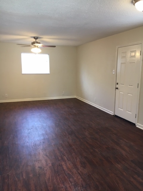 2101 Magnolia Dr in Round Rock, TX - Foto de edificio - Building Photo