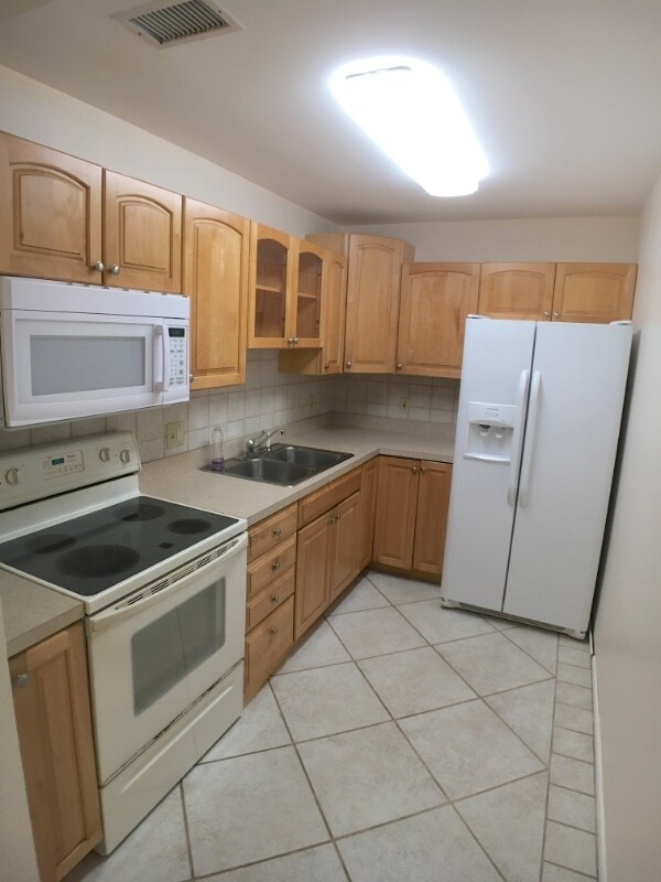 1525 Curlew Ave in Naples, FL - Foto de edificio - Building Photo