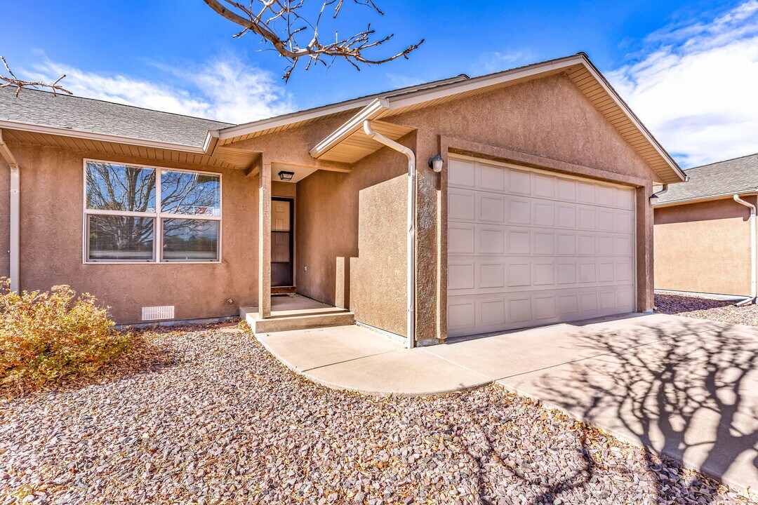 2404 Celtic Ct, Unit #B in Canon City, CO - Foto de edificio