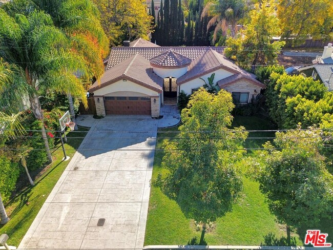 19324 W Oxnard St in Los Angeles, CA - Building Photo - Building Photo