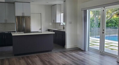 6463 Manor Ln in South Miami, FL - Building Photo - Building Photo
