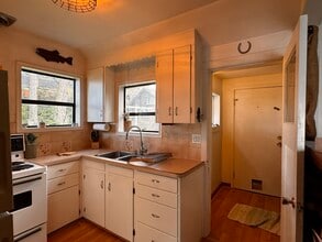 1826 Astra Rd in Comox, BC - Building Photo - Building Photo