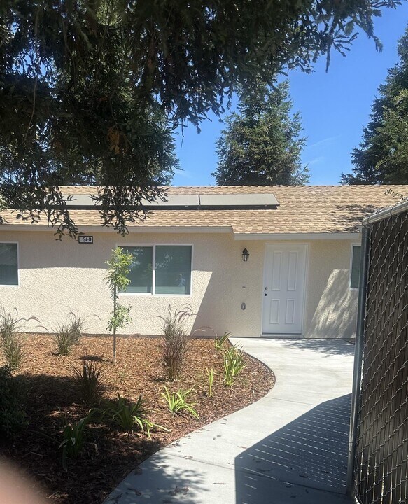 54 N Randy Ave in Clovis, CA - Building Photo