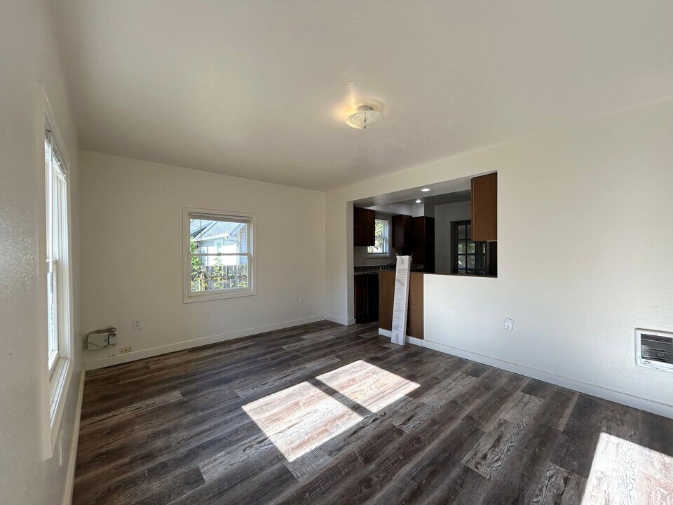9045 SW Center St in Tigard, OR - Building Photo