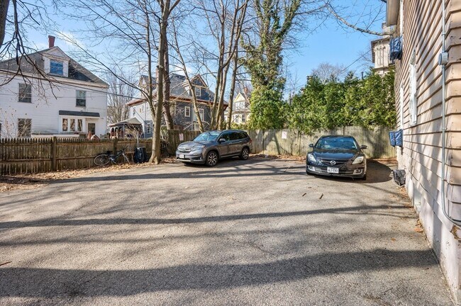 45 Winslow Rd, Unit A in Brookline, MA - Building Photo - Building Photo