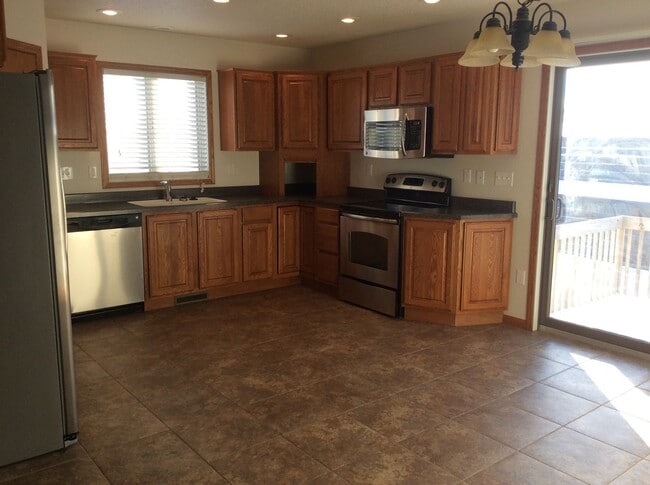 1478 24th St W in Dickinson, ND - Building Photo - Building Photo