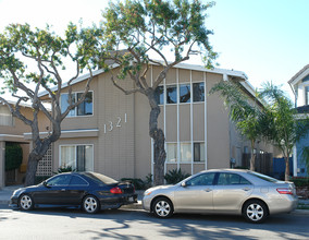 1321-& 1323 E Balboa Blvd in Newport Beach, CA - Building Photo - Building Photo