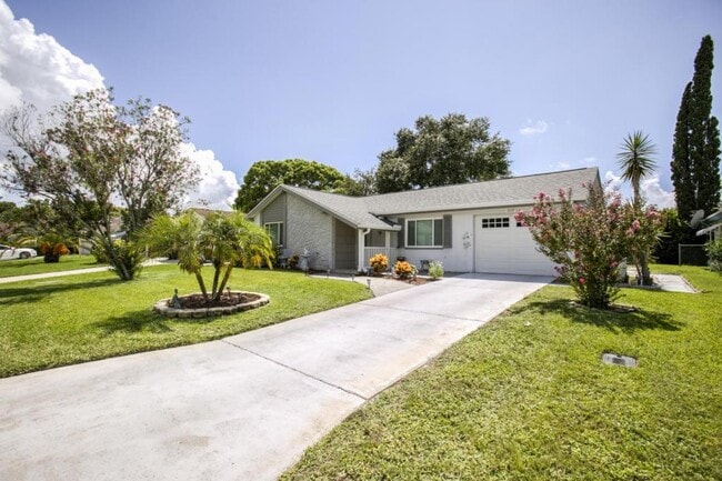 12111 Meadowbrook Ln in Hudson, FL - Building Photo - Building Photo