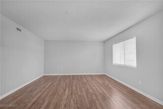 4617 Bayshore Dr in Naples, FL - Building Photo - Building Photo