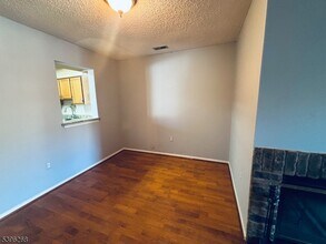 34 Colleen Ct in Kendall Park, NJ - Foto de edificio - Building Photo