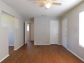 1705 White Oak Ct in Denton, TX - Foto de edificio - Building Photo