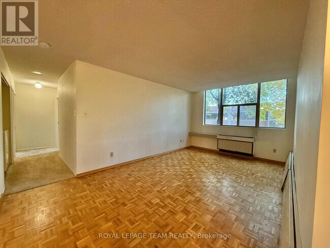 2760 Carousel Crescent in Ottawa, ON - Building Photo - Building Photo