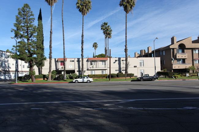 19035 SHERMAN WAY in Reseda, CA - Building Photo - Building Photo