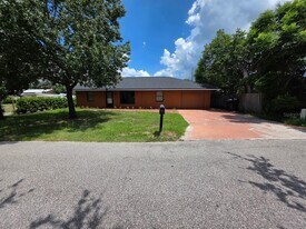 1947 Sunset Ln in Clermont, FL - Building Photo
