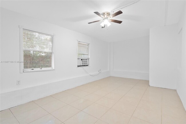 1050 SW 28th St, Unit 4 in Fort Lauderdale, FL - Foto de edificio - Building Photo