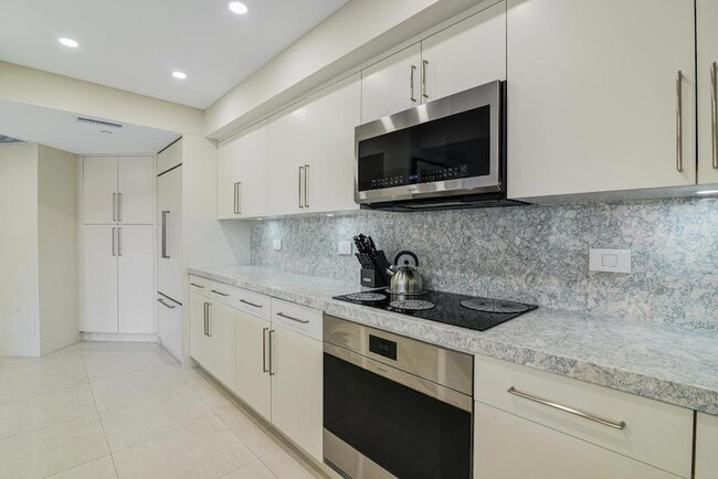 100 SE 5th Ave, Unit 305 in Boca Raton, FL - Building Photo - Building Photo