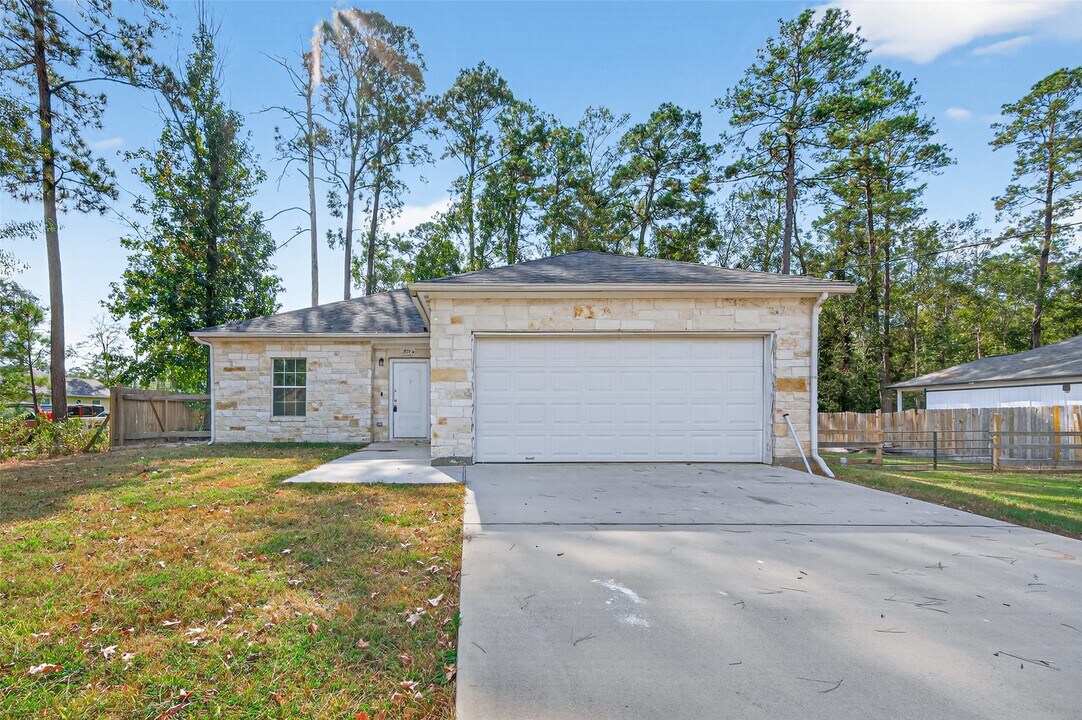 25106 Morgan Cemetery Rd in Cleveland, TX - Building Photo