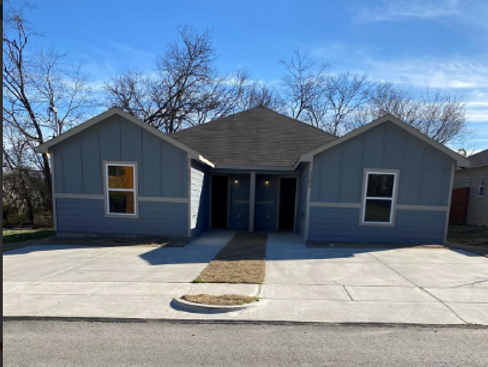 2203 Henry St-Unit -A in Greenville, TX - Building Photo