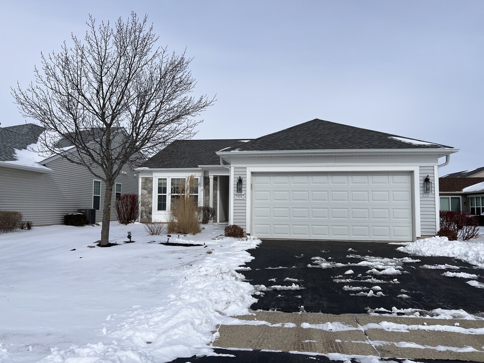 14042 Sterling Ln in Huntley, IL - Building Photo