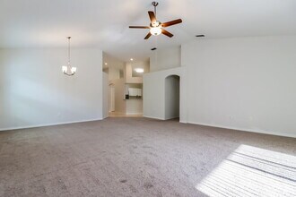 1243 Maximilian Dr in Zephyrhills, FL - Foto de edificio - Building Photo