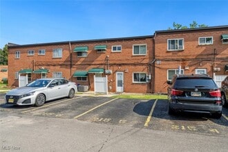 215 Dalepark Dr in Bedford, OH - Building Photo - Building Photo