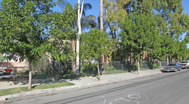 Milwood Garden Apartments in Canoga Park, CA - Foto de edificio - Building Photo