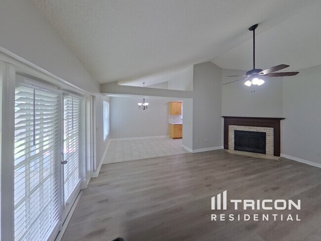 2015 Branch Tree Ln in Brandon, FL - Building Photo - Building Photo
