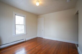 70 Maple St in Chicopee, MA - Building Photo - Building Photo