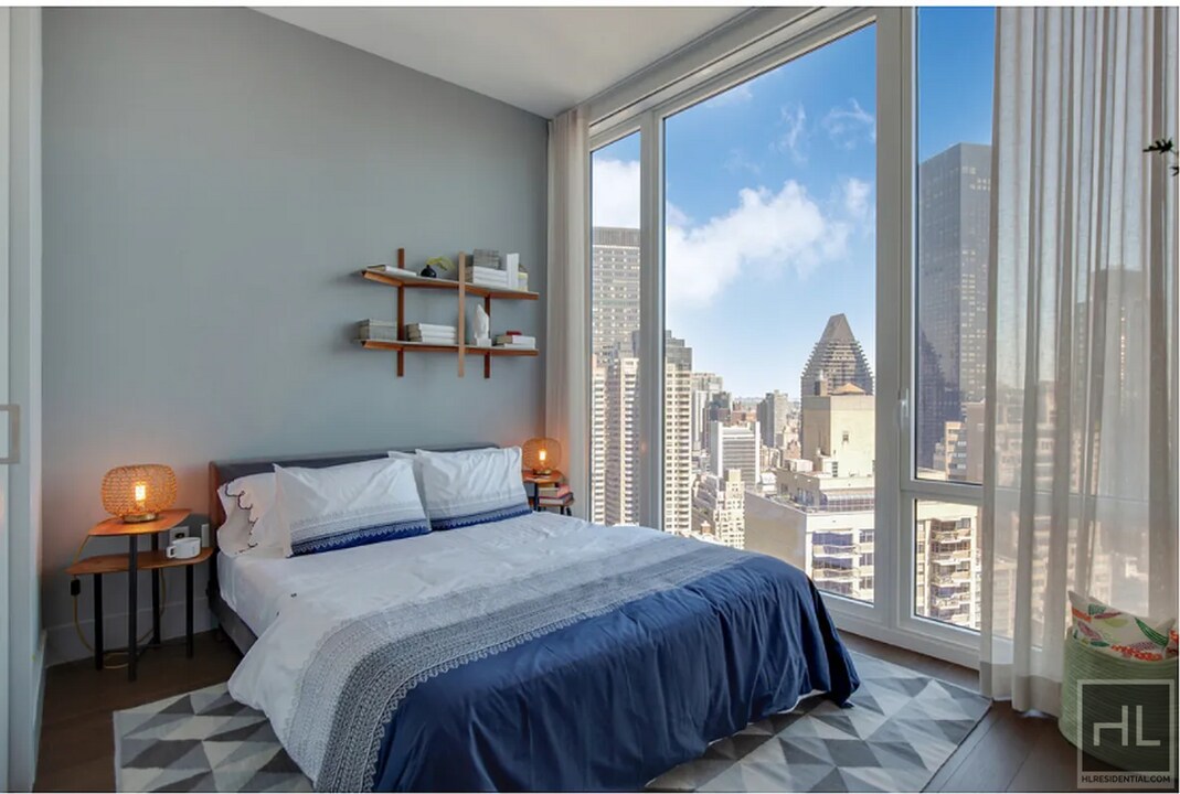 East 44th Street in New York, NY - Building Photo