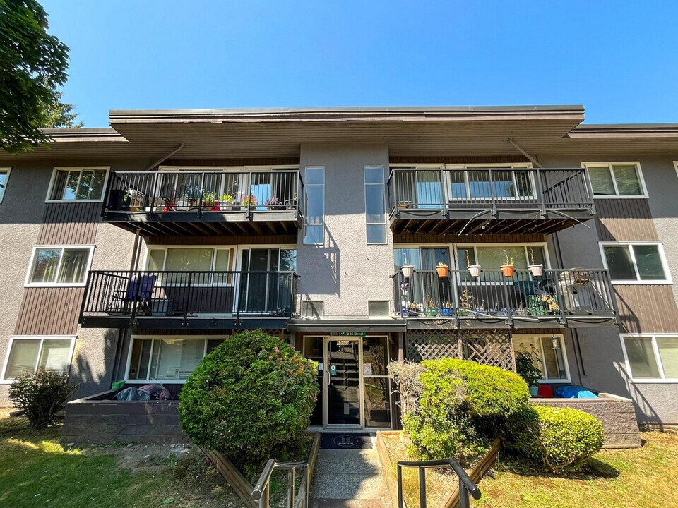 Gateway Place in Surrey, BC - Building Photo