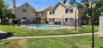 7441 Auburn Oaks Ct in Citrus Heights, CA - Building Photo