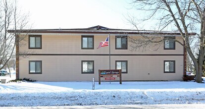 465 Main St, Unit Crystal Springs Apt. in Lomira, WI - Foto de edificio - Building Photo