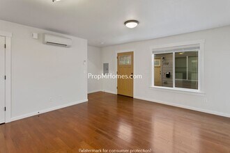 7722 SE Washington St in Portland, OR - Building Photo - Building Photo