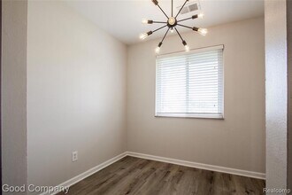 850 N Main St in Milford, MI - Foto de edificio - Building Photo