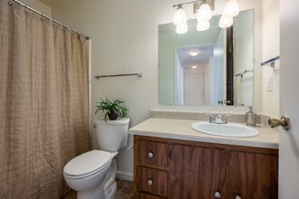 Granada Apartments in Yuba City, CA - Building Photo - Interior Photo