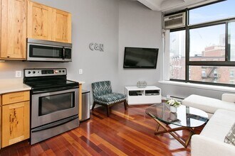 12 Stoneholm St in Boston, MA - Foto de edificio - Building Photo